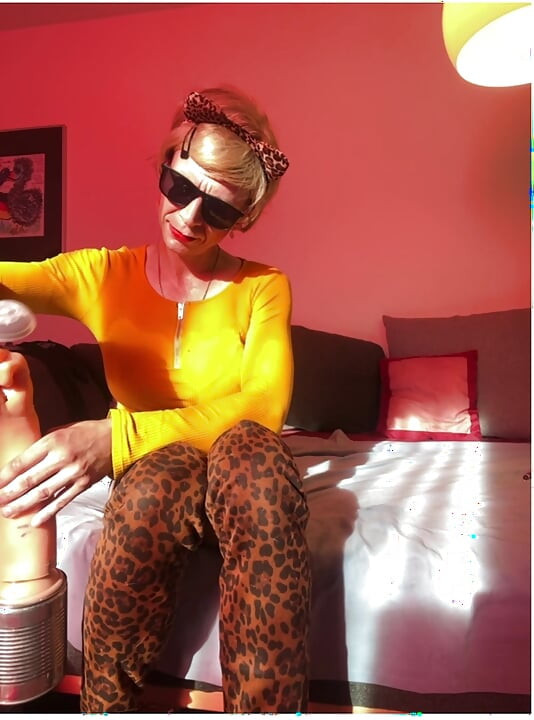 Moniqu3Love, travesti mince, chevauche un poing