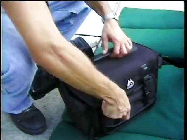 Dois garotos gays safados chupam o pau um do outro no jardim