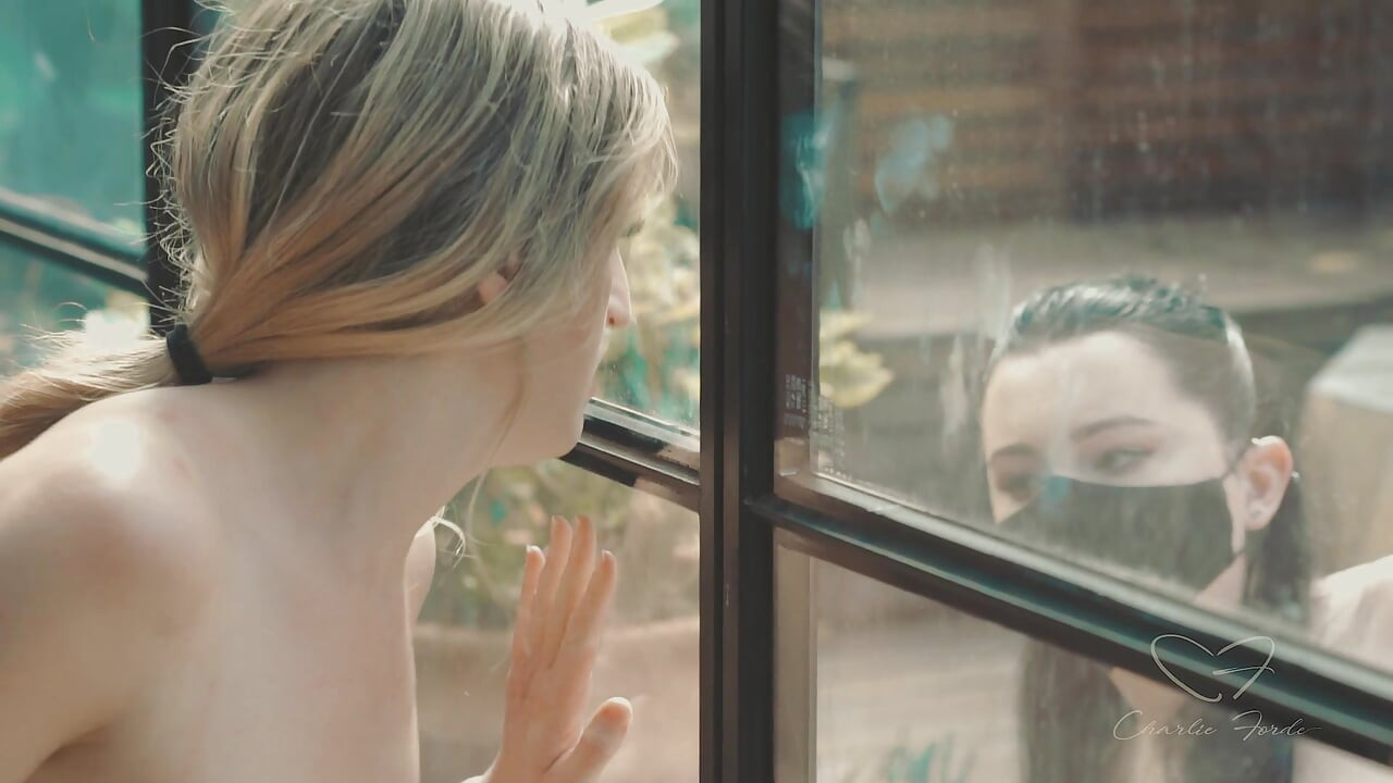 Bölünmüş başrolde Charlie Forde, astrid love