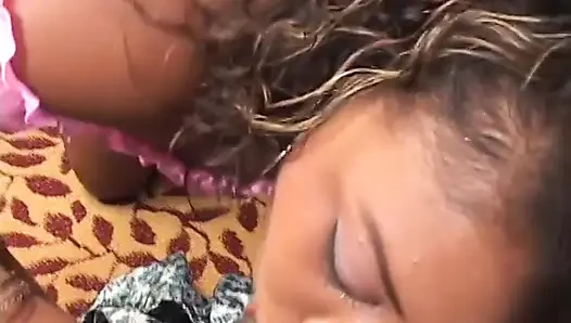 Birkaç yaramaz dolgulu zenci kız Queen B ve Vanity Cruz öğretmenden dil becerilerini imrove etmesini istedi
