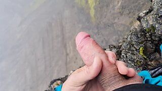 Cliffwanker - felixproducer si masturba su una roccia e spara il suo carico appiccicoso di sperma giù per quella scogliera
