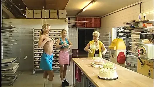 Зрелая шлюшка и молодые лесбияшки в продовольственной борьбе