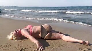 Yoga di pantai