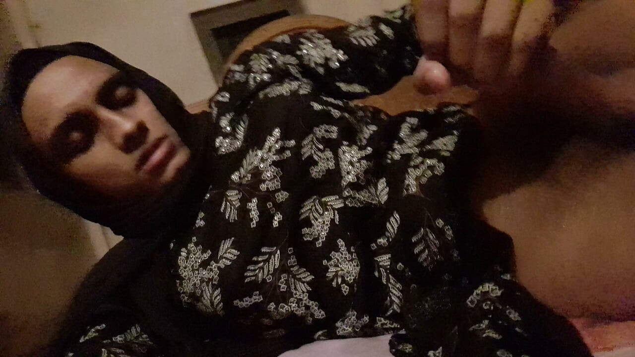 ديسي محجبة سيسى كروسدريسر يعمل هاندجوب ويدخل إصبعه في طيزها