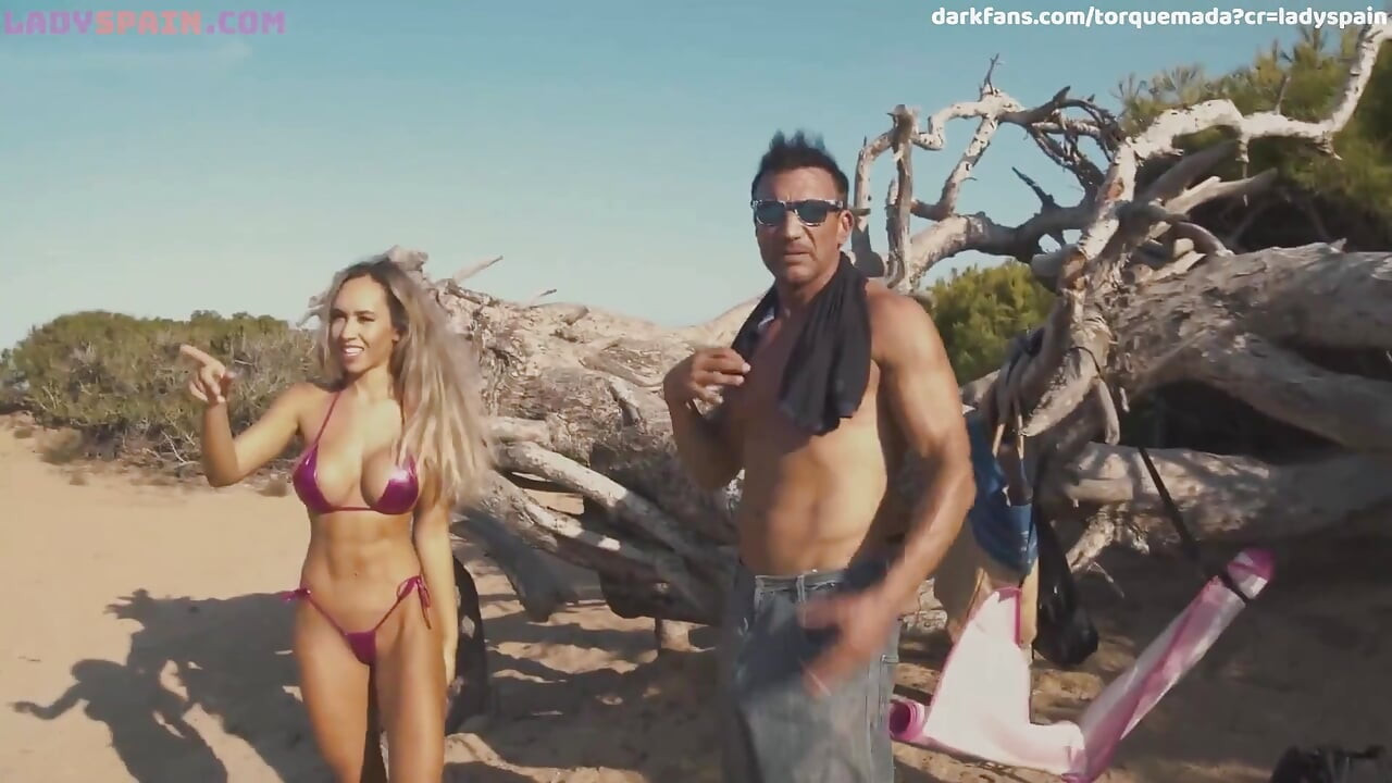 Brianna et Marco Banderas baisent sur la plage sous la vue de nombreux spectateurs, laissant plusieurs d’entre eux se joindre à eux