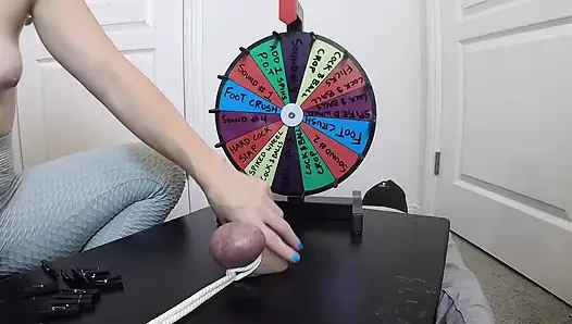 Sie führt eine 30cm Sonde ganz in seinen fleischigen schwanz ein. Bdsm-roulette spielen.