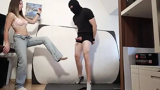 Она уничтожает мои яйца, а я беззащитный