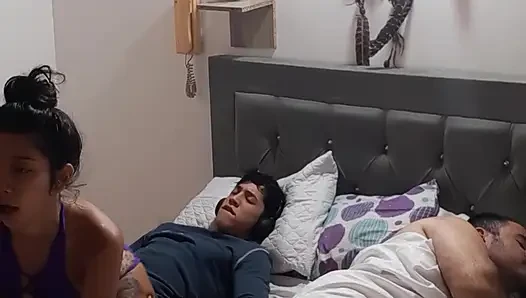 Ich ficke den freund meines freundes und bitte ihn, mich einzudringen