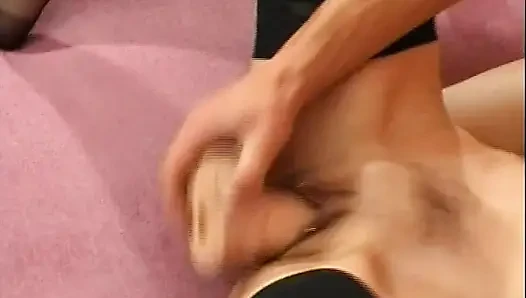 Bu Almanya'dan yarak emerken dildoyla sikilen amatör bir bebek