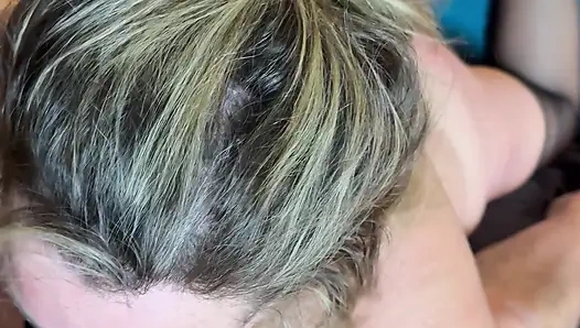 Devote ehefrau lutscht schwanz und eier