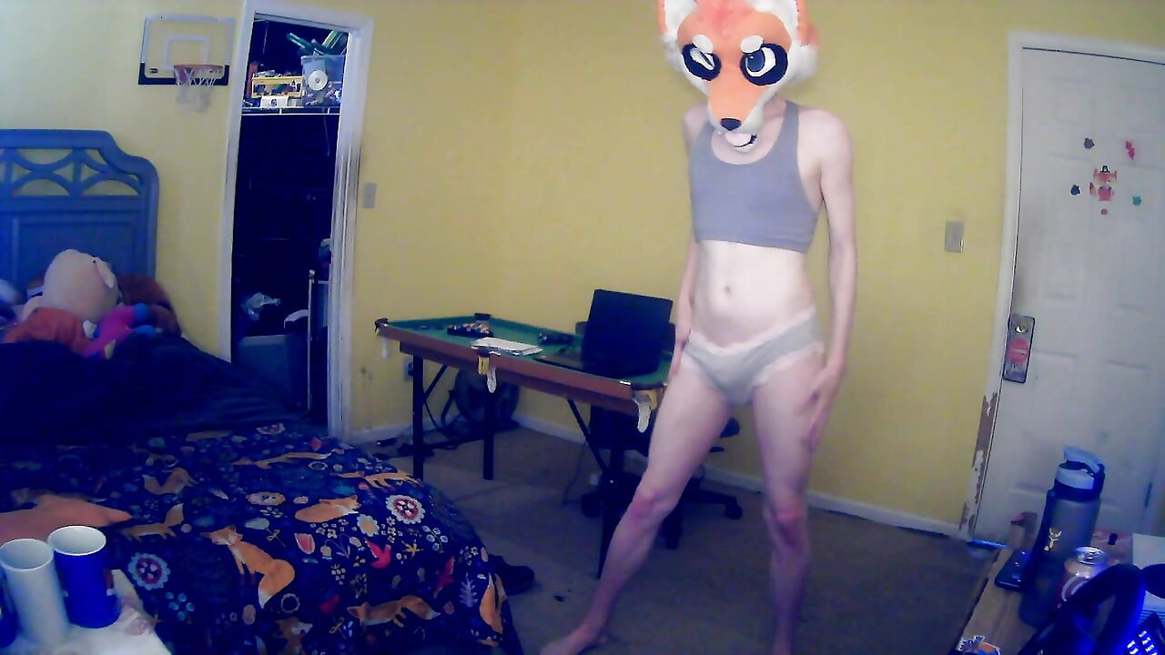 Slatki femboy Foxxo skida se za tebe