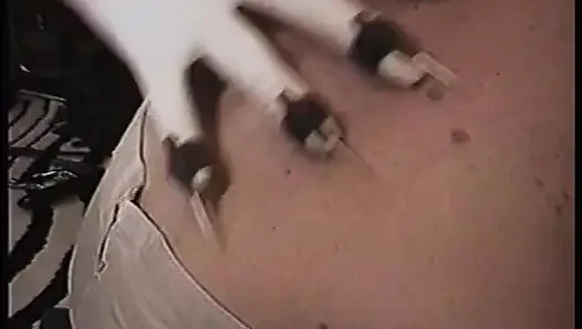 Sexy raven spielt mit boytoy mit verbundenen augen