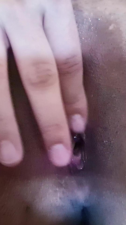 Filipina milf se mete los dedos en el coño