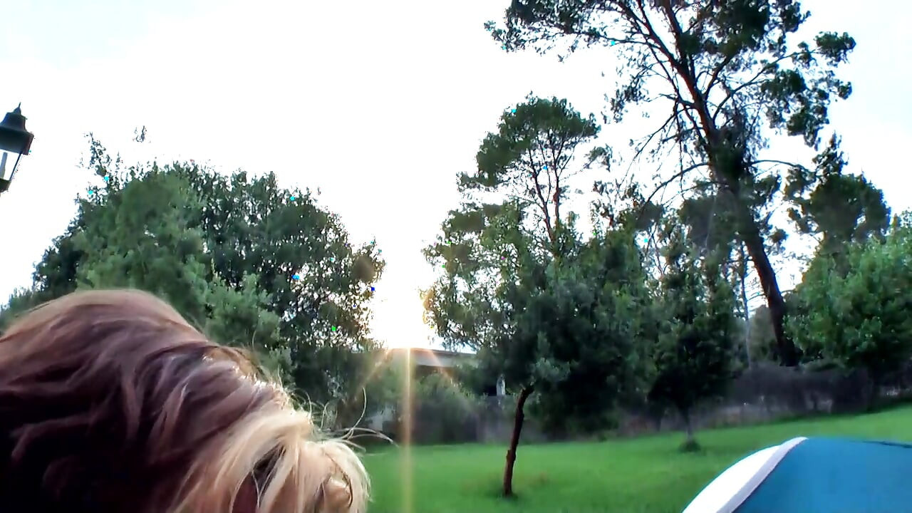 Dve zgodne lezbejske ribe zadovoljavaju jedna drugu na otvorenom