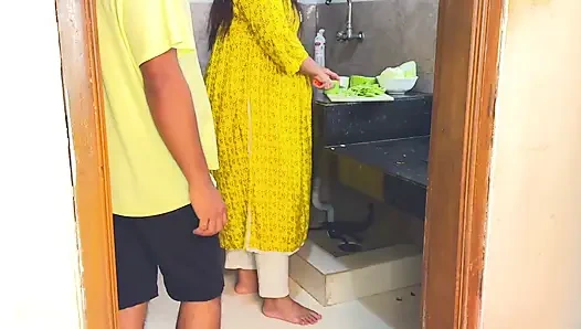 Tiba-tiba aku ngentot ibu mertuaku waktu dia lagi cutting kari di dapur - seks kasar sama desi