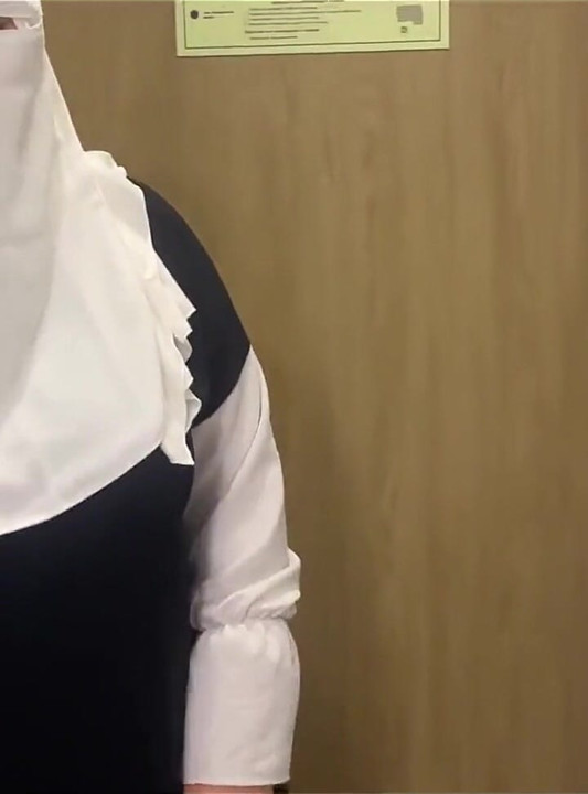 Empregada árabe seduz cliente do hotel em quarto com sua buceta apertada