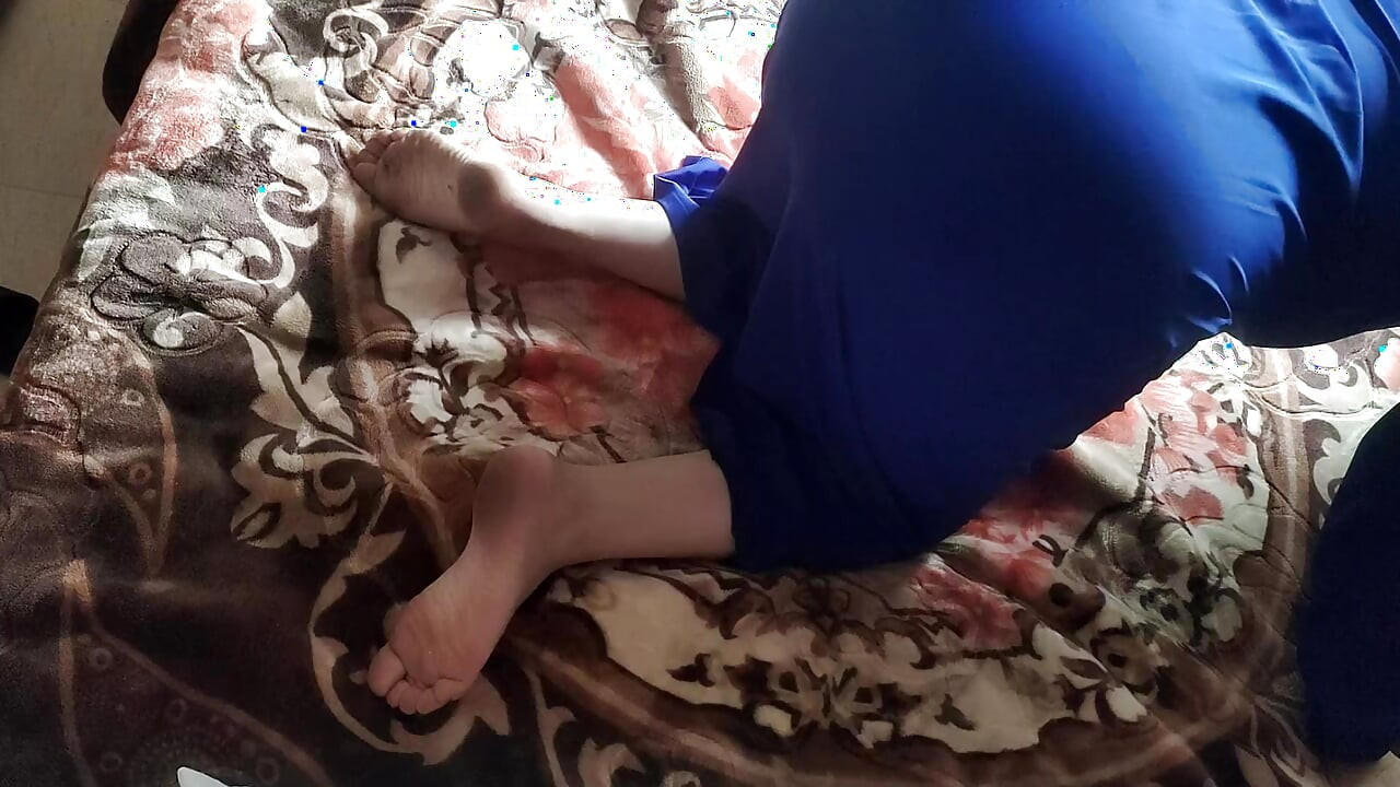 मोरक्कन महिला को उसके पति के मैनेजर द्वारा चोदा जाता है और वह उसे अंदर न आने के लिए कहती है