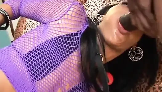 Gadis langsing kulit hitam dengan stoking jaring-jaring dientot sama dua cowok kulit hitam