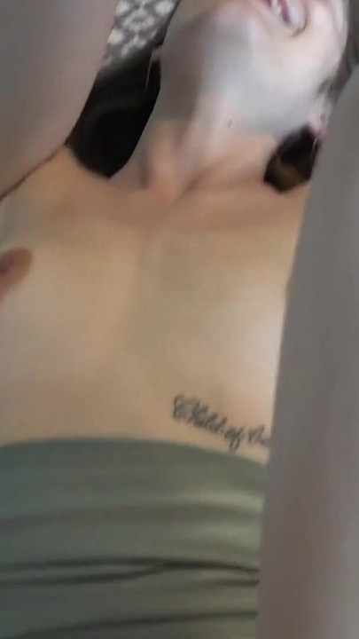 Violet Viper broie sur cette bite et a hâte de prendre ce bâton de viande chaud encore (et encore | Clip 1