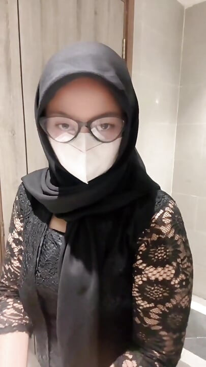 Sexy White Kebaya Hijab Girl Plays in the Toilet Until She Squirts