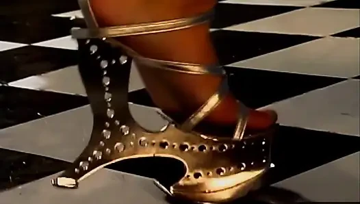 Sarışın orta yaşlı seksi kadın yoğun domalmadan önce oral zevk alıyor