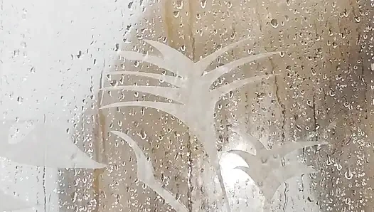 А если ты сопровождаешь меня принимать хороший душ, то твоих рук не хватает