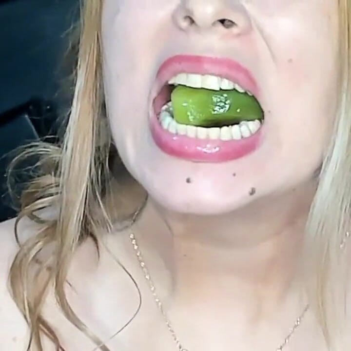 Desafío Extremo! ¡tratando De Tragar Frutas Gigantes Enteras!