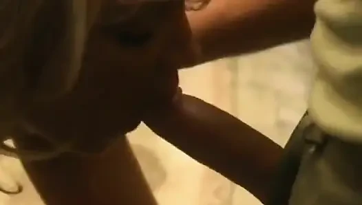Blonde schönheit wird geleckt und zum höhepunkt gefingert