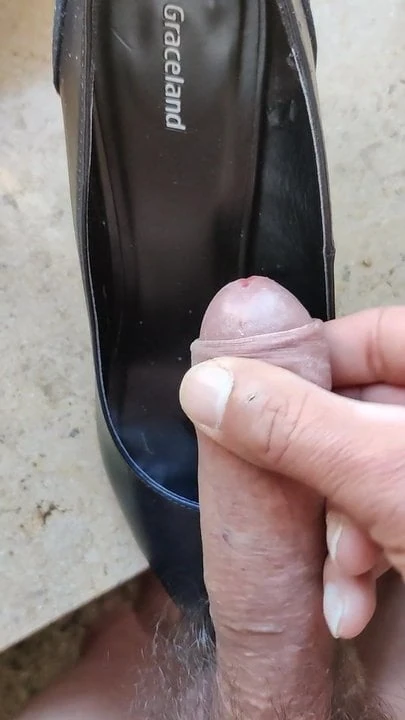 In die Schuhe der Frau gespritzt