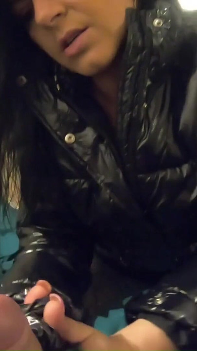 Oduševljen trenutak iz "MilfyCalla PREVIEW- moja prijateljica svršava 3 puta na mom Novom crnom sjaju Puffy DownJacket!-174"