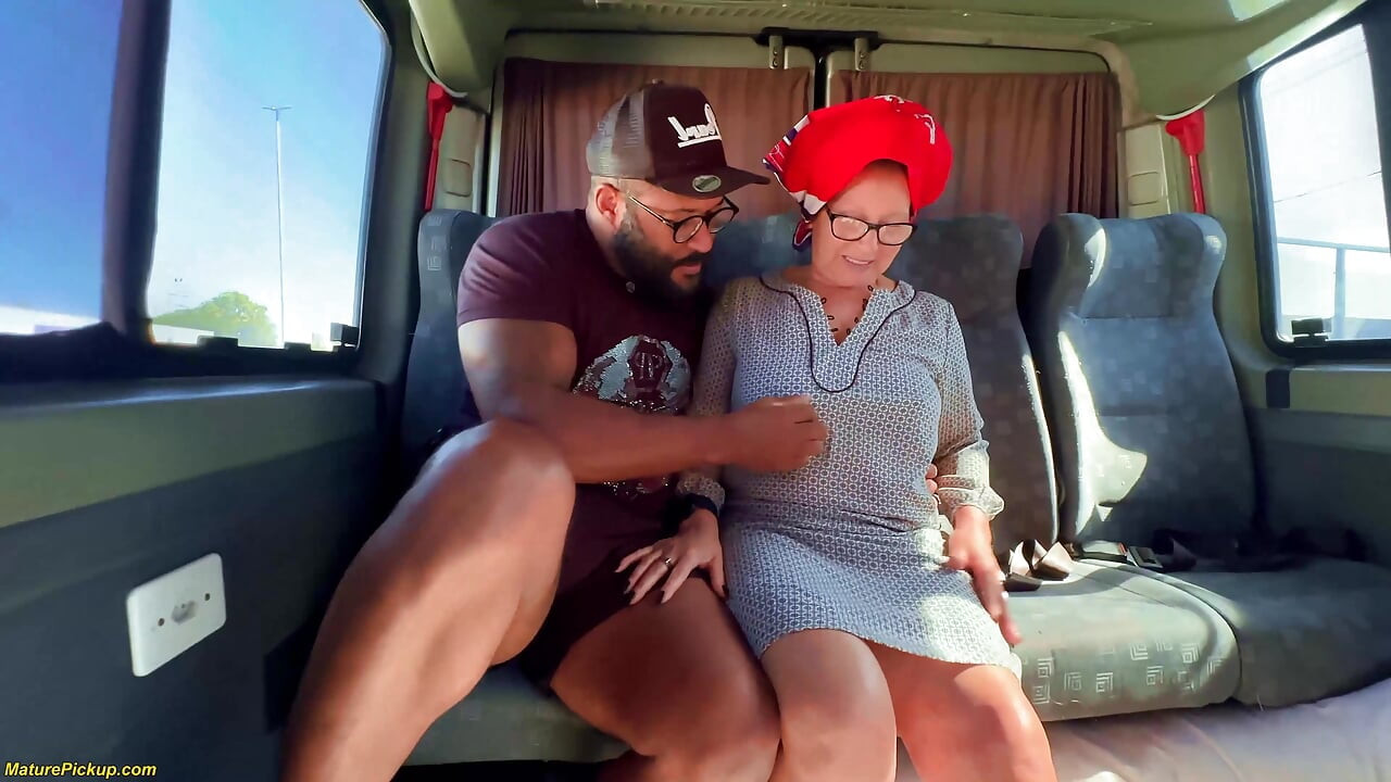 Tetona madura recogida de la calle para bbc anal