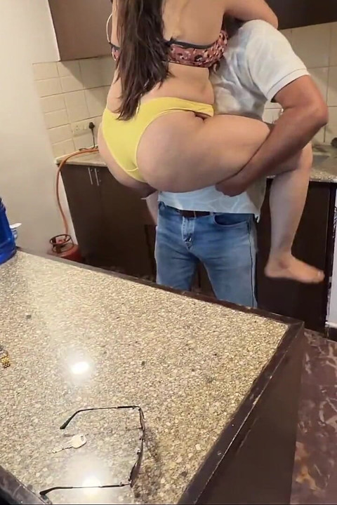 妻を見てブルは我慢できなくなりました。