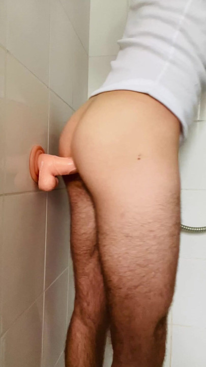 Duşta yeni dildoyu test edin
