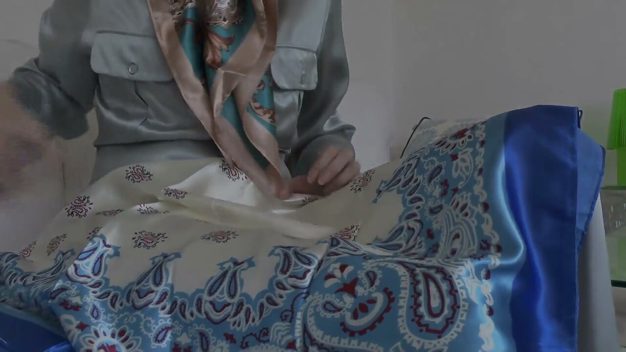 Üvey annenin yeni saten eşarpları seni azdırıyor! Her şey çok güzel parlıyor! Lady Victoria Valente