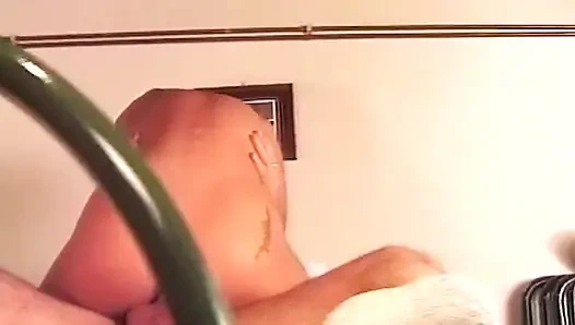 Зрелая брюнетка дико писает и щегольски щеговает с выпуклым бутом розы