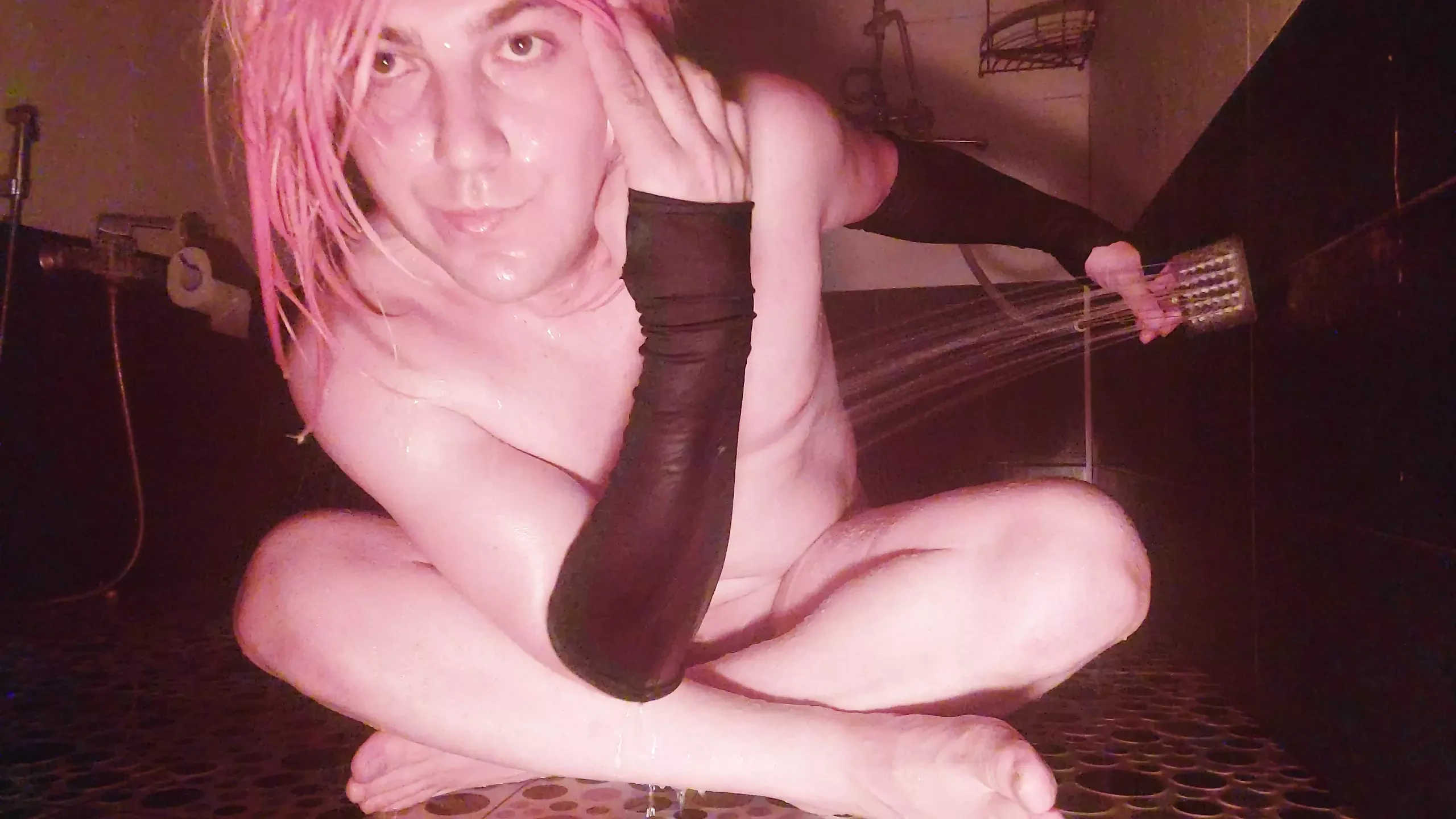 Zadek v koupelně Femboy Pod horkou sprchou si užívá vlastní tělo