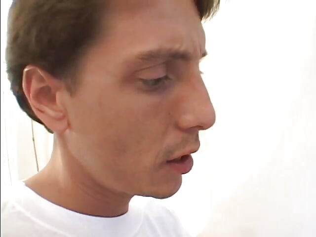 Salacious blonde nastolatka z dziarskimi cyckami i uczciwymi włosami Roxy Jezel lubi ssie trzy dongi na raz