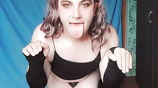 +18 ADOLESCENTE, TWINK BLANC, CROSSDRESSERKITTY, UNE YOUTUBEUSE SEULE À LA MAISON FAIT UNE PERFORMANCE TORRIDE POUR SES VOISINS QUI REGARDENT PAR LA FENÊTRE