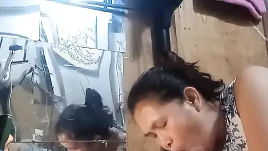 sie lutscht einen schwanz