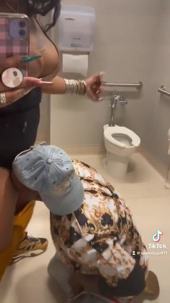 Zadivljujući trenutak iz "Slob on my BIG SHEMALE KNOB! U ordinaciji doktora."