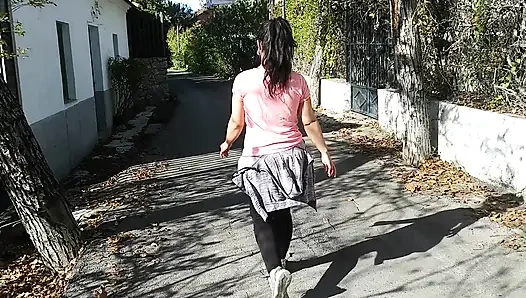 Cewek sange rambut cokelat nyepong kontolku di jalanan, berisiko di luar ruangan