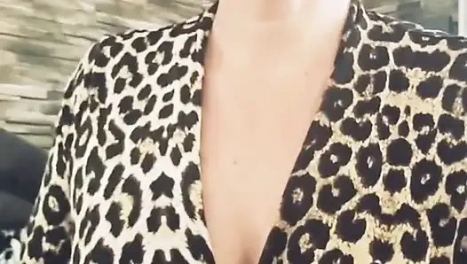 Привет, твоя сексуальная MILF нуждается в сексе, ты приходишь играть со мной.