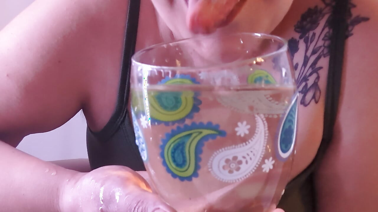 Wanhopig pissen in een wijnglas