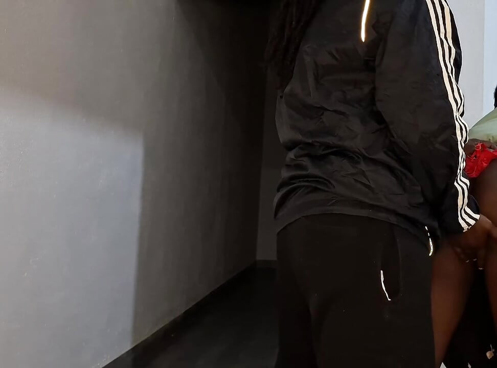 אח של בעלי קיים איתי יחסי מין במסדרון בזמן שבעלי צפה במונדיאל.