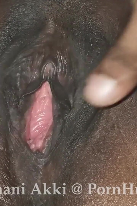 Sri Lankan Mature MILF Gets Pussy Massaged with Loud Moan