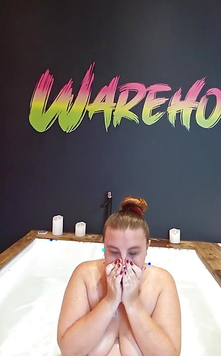 Cum join me in the bath at Warehouse-X ! I have toys! I will bring my ass if you bring you
