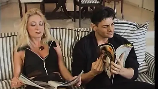 Seksi büyük memeli sarışın hatunla anal sikişiyor