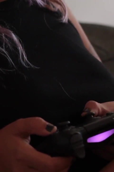 暑い夏の日にプレイする大物ゲーマーガール