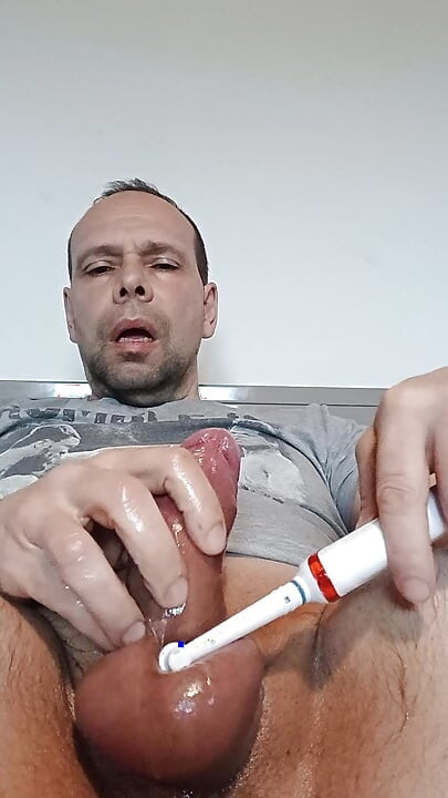 Je jouis avec ma brosse à dent