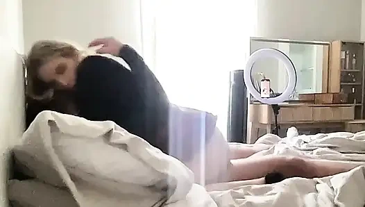 Чувственный кримпай в любительском видео - Быстрая наездница StellaPremature и камшот раком